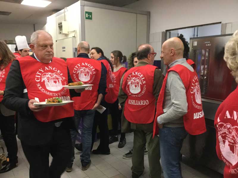 Candidati sindaco e vip camerieri per solidarietà FOTO/VIDEO Candidati sindaco e vip camerieri per solidarietà FOTO/VIDEO