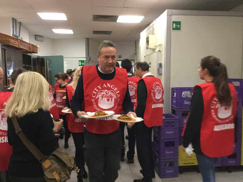 Candidati sindaco e vip camerieri per solidarietà FOTO/VIDEO Candidati sindaco e vip camerieri per solidarietà FOTO/VIDEO
