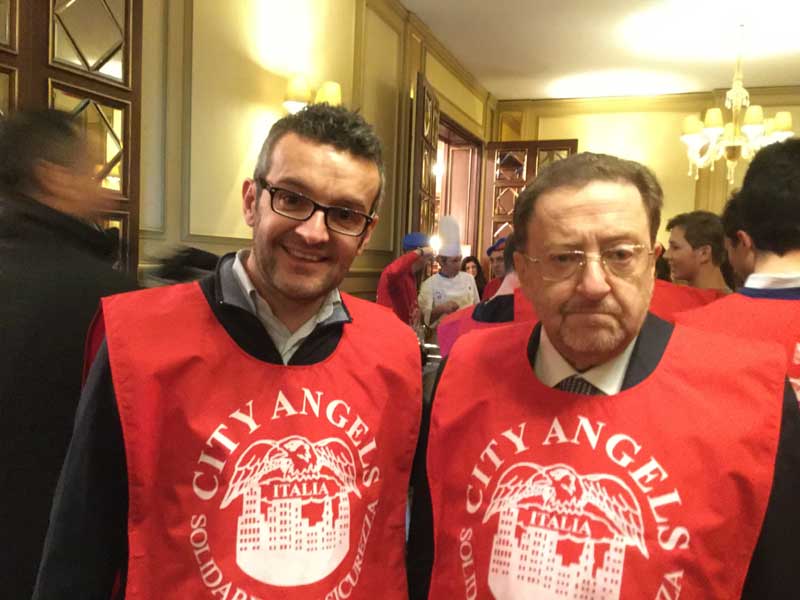 Candidati sindaco e vip camerieri per solidarietà FOTO/VIDEO Candidati sindaco e vip camerieri per solidarietà FOTO/VIDEO