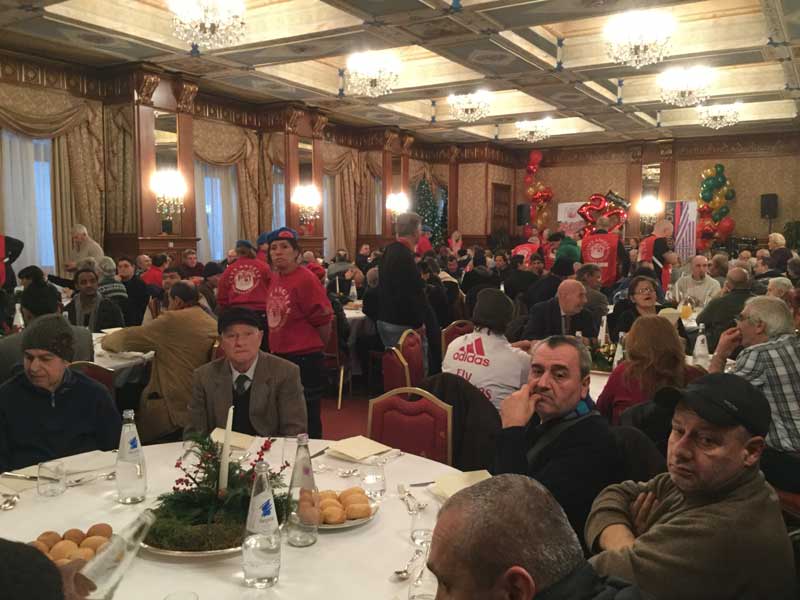 Candidati sindaco e vip camerieri per solidarietà FOTO/VIDEO Candidati sindaco e vip camerieri per solidarietà FOTO/VIDEO