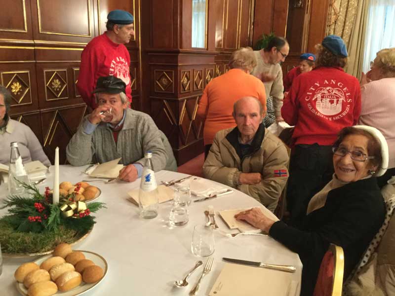 Candidati sindaco e vip camerieri per solidarietà FOTO/VIDEO Candidati sindaco e vip camerieri per solidarietà FOTO/VIDEO