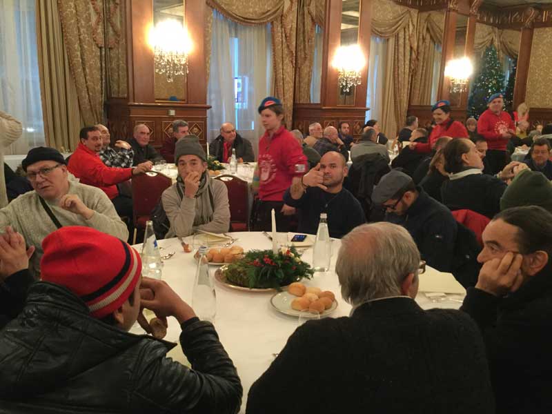 Candidati sindaco e vip camerieri per solidarietà FOTO/VIDEO Candidati sindaco e vip camerieri per solidarietà FOTO/VIDEO
