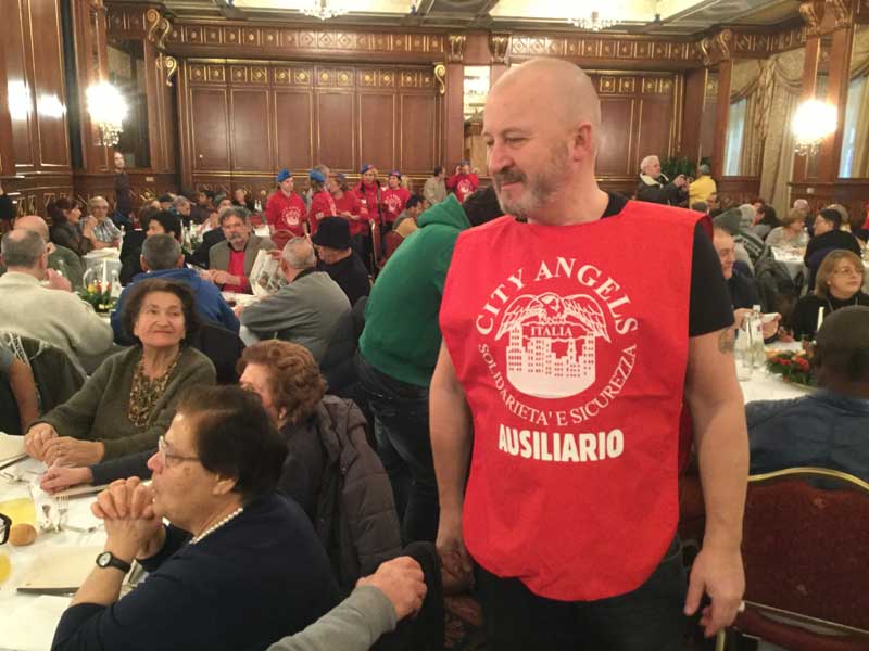 Candidati sindaco e vip camerieri per solidarietà FOTO/VIDEO Candidati sindaco e vip camerieri per solidarietà FOTO/VIDEO