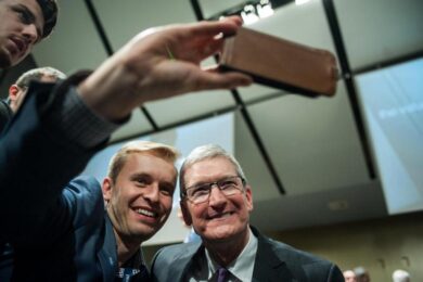 La paga di Tim Cook cresce a due cifre. Apple sborsa al suo Ceo 10,3 milioni