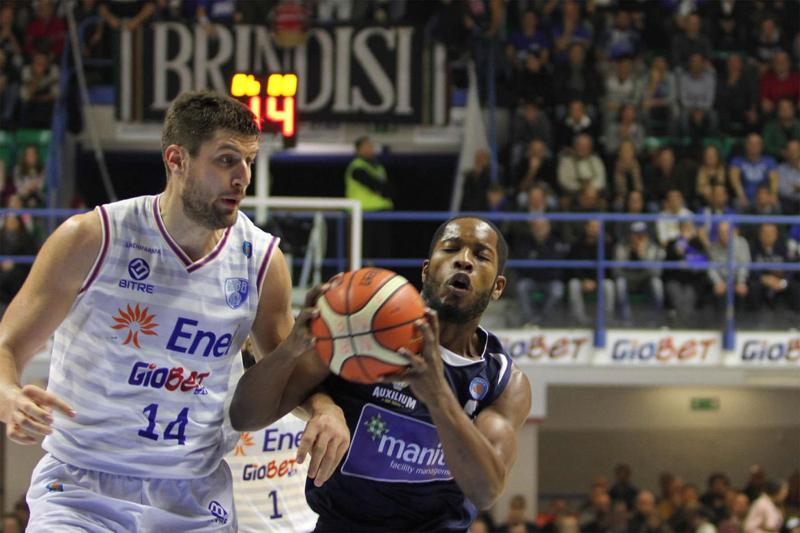 Dyson e Miller picchiati fuori dalla discoteca: basket, Torino choc