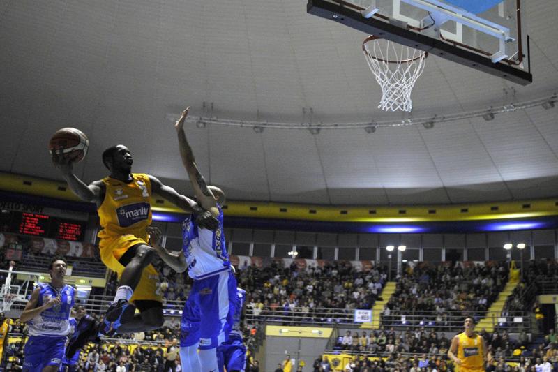 Dyson e Miller picchiati fuori dalla discoteca: basket, Torino choc