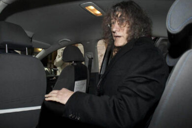 Giallo sull’auto di Casaleggio e Farage: pneumatici sabotati. Il britannico si schianta