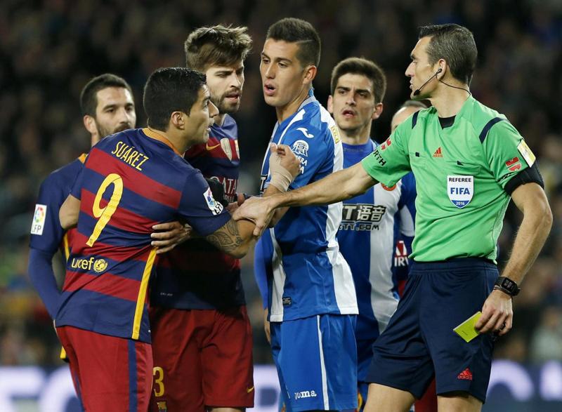 Luis Suarez ci ricasca: dopo Chiellini, lite coi giocatori dell’Espanyol Luis Suarez ci ricasca: dopo Chiellini, lite coi giocatori dell’Espanyol