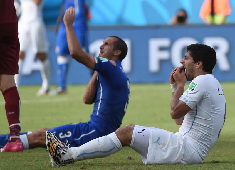 Luis Suarez ci ricasca: dopo Chiellini, lite coi giocatori dell’Espanyol Luis Suarez ci ricasca: dopo Chiellini, lite coi giocatori dell’Espanyol