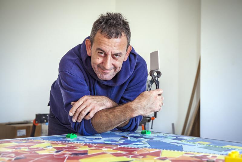 Tolosa, l’artista Chait Maigre ricopre un autovelox di Lego Tolosa, l’artista Chait Maigre ricopre un autovelox di Lego