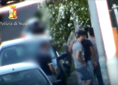 Catania, il bacio del mafioso: la polizia arresta gli affiliati al clan