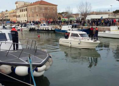 Non vede il ponte chiuso. Vola nel Tevere in auto