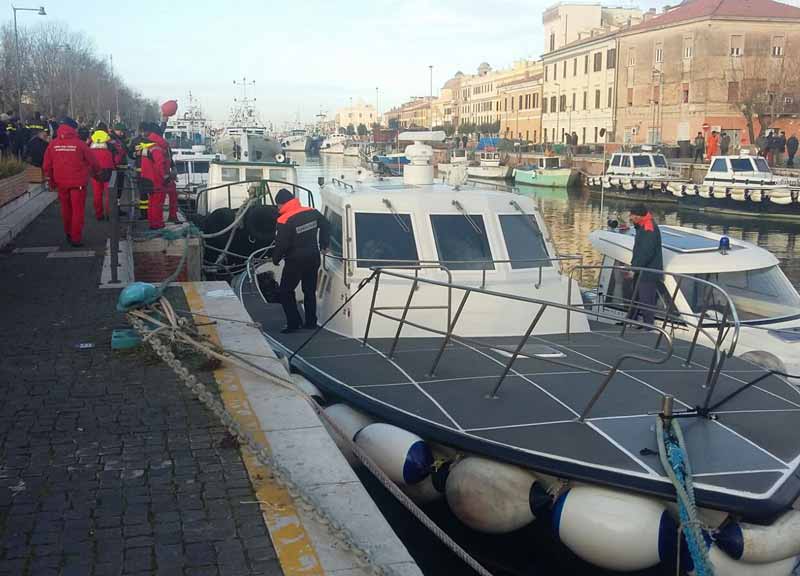 Non vede il ponte chiuso. Vola nel Tevere in auto Non vede il ponte chiuso. Vola nel Tevere in auto