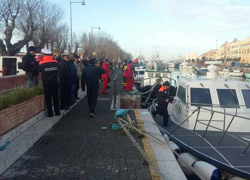 Non vede il ponte chiuso. Vola nel Tevere in auto Non vede il ponte chiuso. Vola nel Tevere in auto