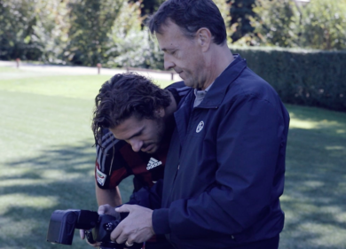 Panini, che cosa c’è dietro una figurina: il video del backstage