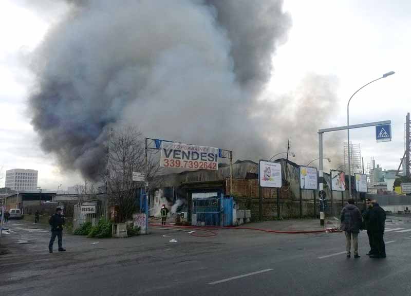 La città brucia: due roghi in poche ore. Fuoco a Chinatown, un morto e 2 feriti La città brucia: due roghi in poche ore. Fuoco a Chinatown, un morto e 2 feriti