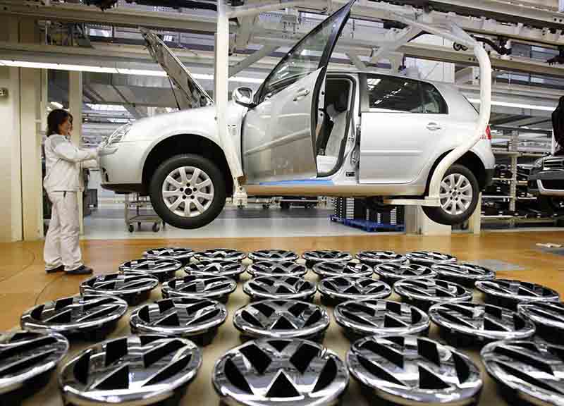 Volkswagen, soldi Ue per truccare le auto. Bei sospende i finanziamenti Volkswagen, soldi Ue per truccare le auto. Bei sospende i finanziamenti