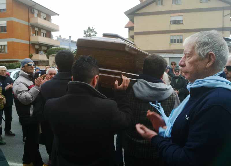 “Accattò’, come lo voi er trasporto funebre?”. Addio a Citti tra famiglia e politici in vetrina
