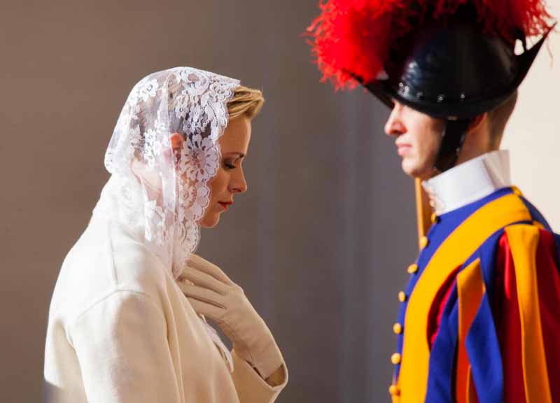 Francesco, doni per i principini di Monaco. Ma Alberto II e Charlen arrivano da soli