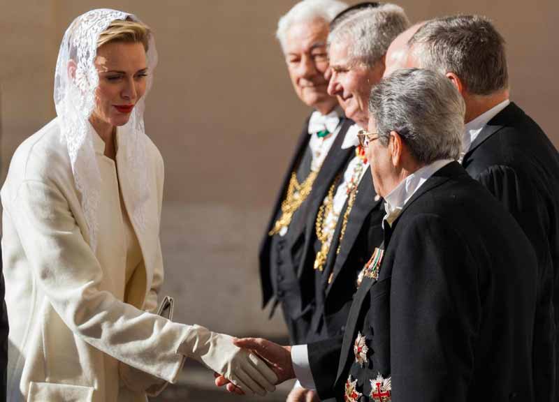 Francesco, doni per i principini di Monaco. Ma Alberto II e Charlen arrivano da soli