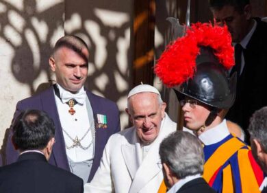 Francesco, doni per i principini di Monaco. Ma Alberto II e Charlen arrivano da soli