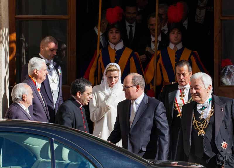 Francesco, doni per i principini di Monaco. Ma Alberto II e Charlen arrivano da soli