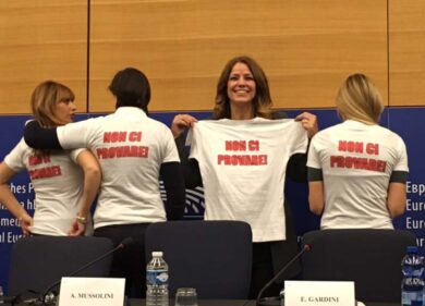 Le eurodeputate azzurre in minigonna contro i fatti di Colonia