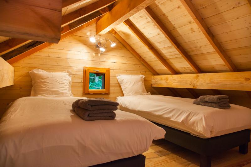 Alta Savoia, capanne chic e chalet sospesi in un bosco fiabesco Alta Savoia, capanne chic e chalet sospesi in un bosco fiabesco