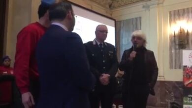 Angelo Perrino premia Paolo Borrometi giornalista minacciato dalla mafia