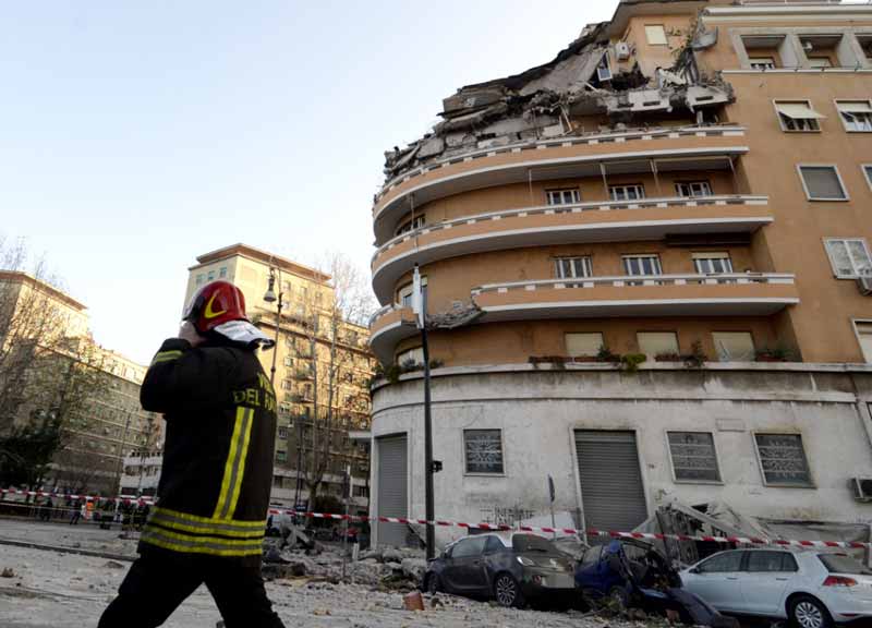 Si sbriciola palazzo: in 30 senza casa. Prima le crepe e i rumori poi l’allarme: strage evitata Si sbriciola palazzo: in 30 senza casa. Prima le crepe e i rumori poi l’allarme: strage evitata