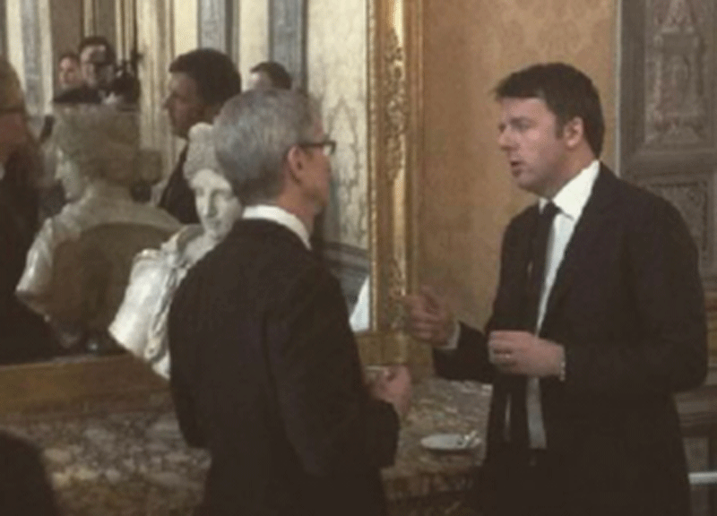 Caffettiera per Tim Cook. Il regalo di Renzi al ceo di Apple Caffettiera per Tim Cook. Il regalo di Renzi al ceo di Apple