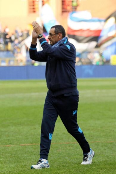 Napoli espugna Marassi e Sarri fa un bel gesto per Mancini