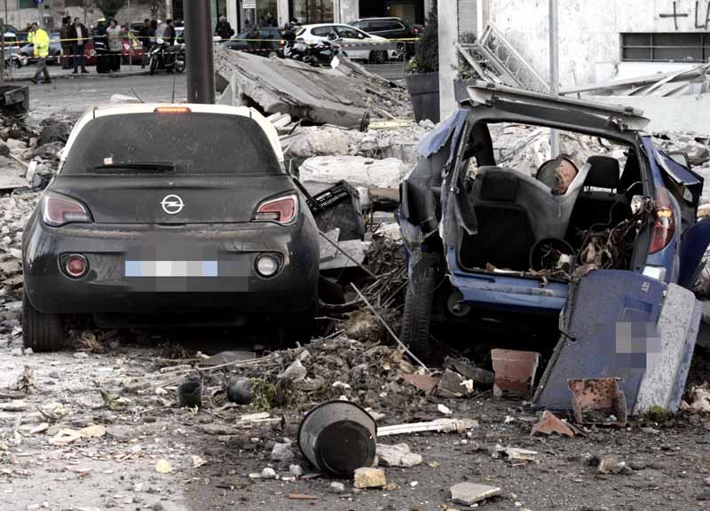 Crollo al Flaminio: “Disastro colposo”. I tecnici della Procura tra le macerie Crollo al Flaminio: “Disastro colposo”. I tecnici della Procura tra le macerie