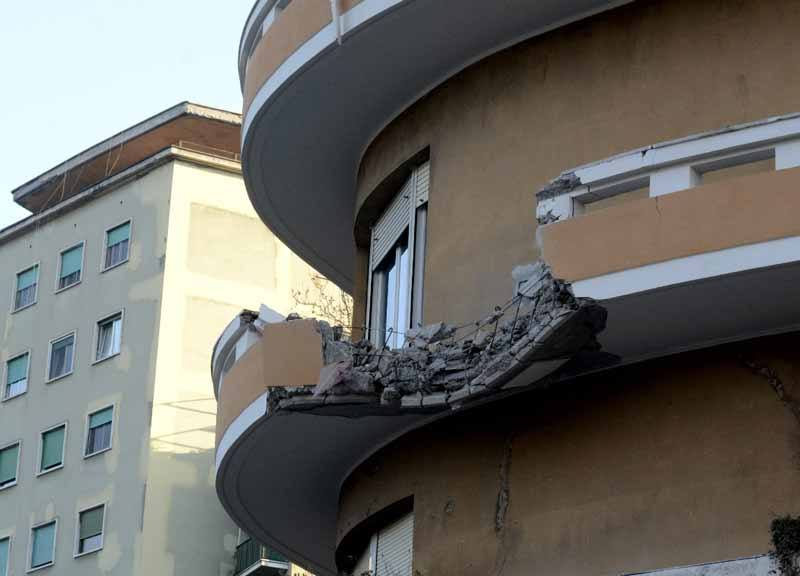 Crollo al Flaminio: “Disastro colposo”. I tecnici della Procura tra le macerie Crollo al Flaminio: “Disastro colposo”. I tecnici della Procura tra le macerie