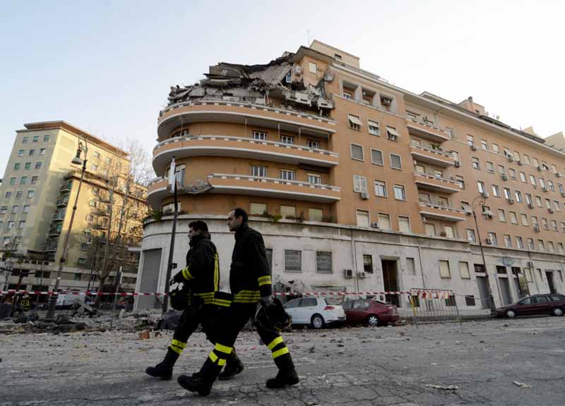 Crollo al Flaminio: “Disastro colposo”. I tecnici della Procura tra le macerie Crollo al Flaminio: “Disastro colposo”. I tecnici della Procura tra le macerie