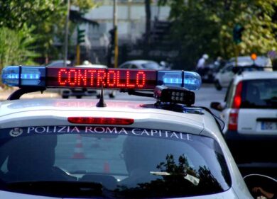 Supera la fila contromano. Donna investe un vigile