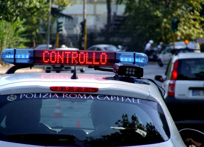 Supera la fila contromano. Donna investe un vigile Supera la fila contromano. Donna investe un vigile