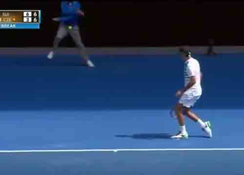 Berdych colpisce un giudice di linea nelle parti intime. VIDEO Berdych colpisce un giudice di linea nelle parti intime. VIDEO