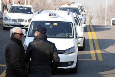 Uber, manifestazione “spontanea” dei tassisti a Milano