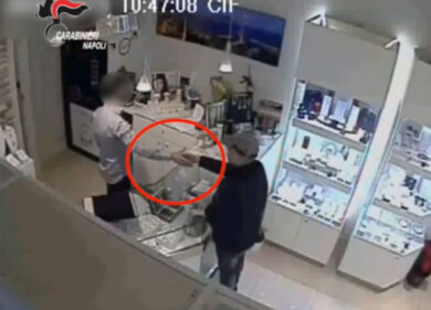Rapina a Napoli. L’aggressore socializza con la vittima. VIDEO