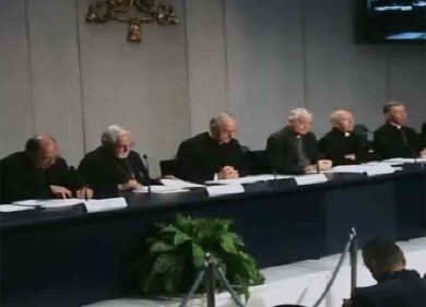 Unioni civili, bomba dei vescovi: “Sono alternative alla famiglia naturale”