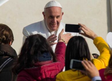 Francesco diventa attore. E’ la “prima volta” di un Papa