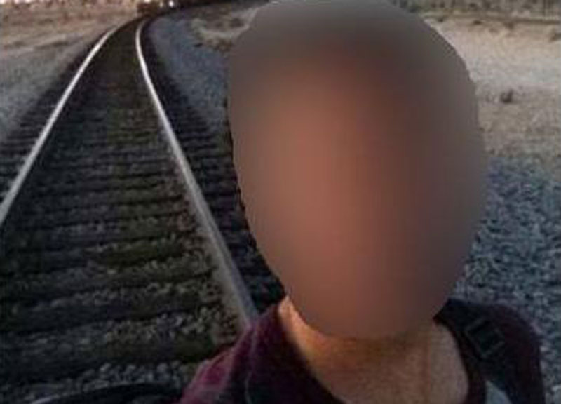 Si fa un selfie vicino ai binari. 16enne investito da un treno Si fa un selfie vicino ai binari. 16enne investito da un treno