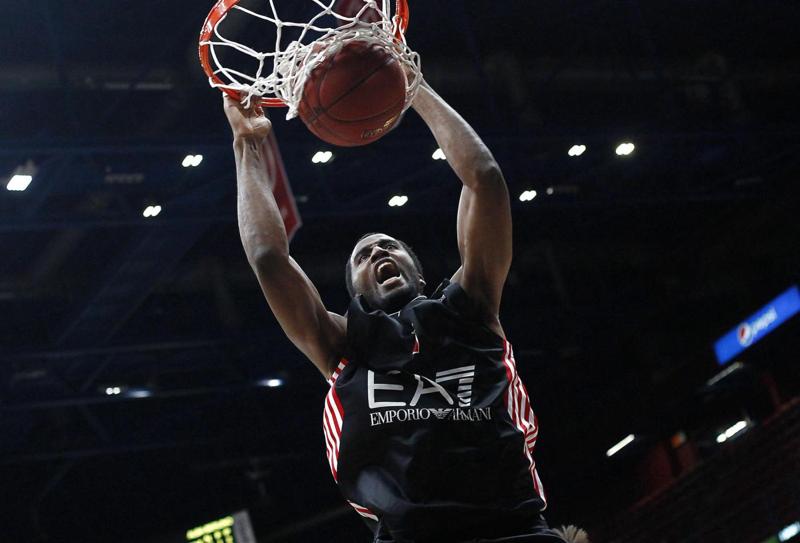 Simon super e che esordio di Sanders: l’Olimpia cancella l’Alba Berlino