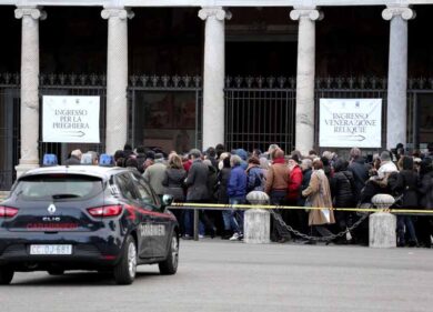 San Padre Pio al Verano, fedeli in coda. Conto alla rovescia per il corteo di venerdì