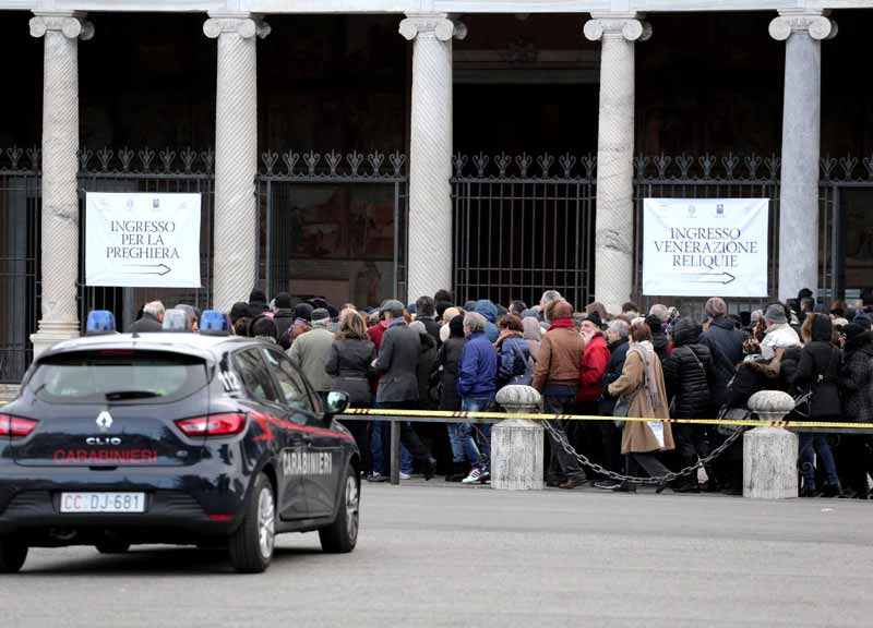 San Padre Pio al Verano, fedeli in coda. Conto alla rovescia per il corteo di venerdì San Padre Pio al Verano, fedeli in coda. Conto alla rovescia per il corteo di venerdì