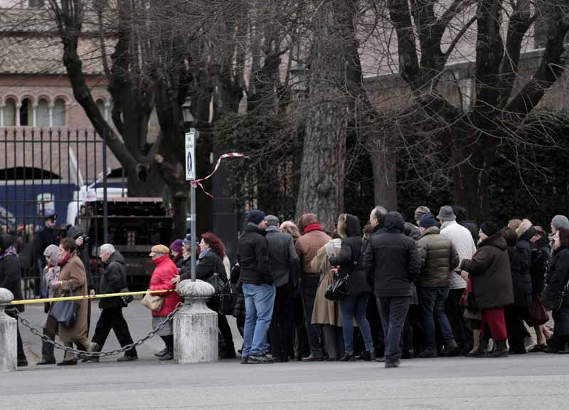 San Padre Pio al Verano, fedeli in coda. Conto alla rovescia per il corteo di venerdì San Padre Pio al Verano, fedeli in coda. Conto alla rovescia per il corteo di venerdì
