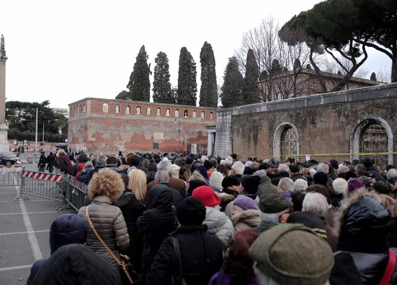 San Padre Pio al Verano, fedeli in coda. Conto alla rovescia per il corteo di venerdì San Padre Pio al Verano, fedeli in coda. Conto alla rovescia per il corteo di venerdì