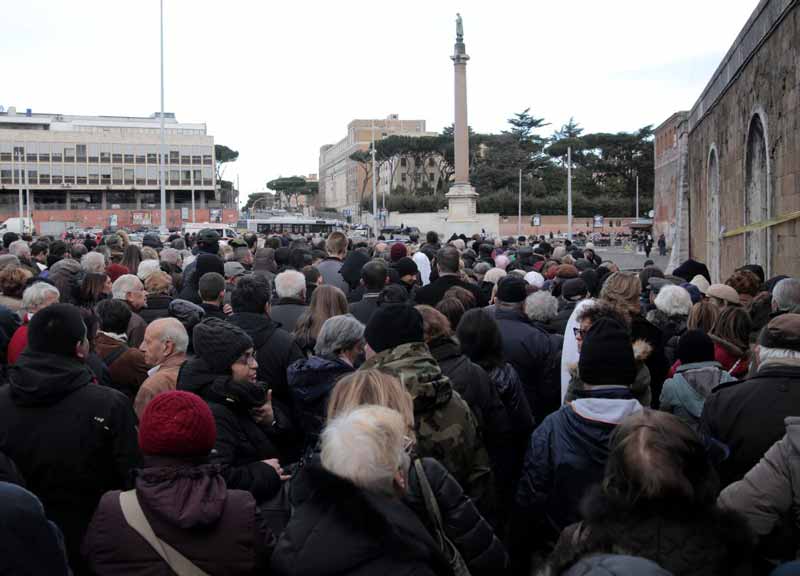 San Padre Pio al Verano, fedeli in coda. Conto alla rovescia per il corteo di venerdì San Padre Pio al Verano, fedeli in coda. Conto alla rovescia per il corteo di venerdì
