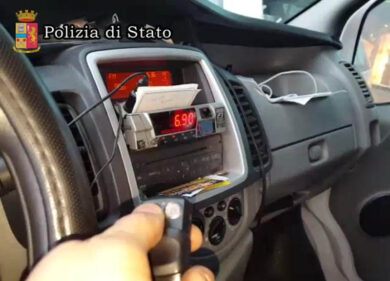 Fiumicino-Roma a caro prezzo. C’è la truffa. Denunciati 9 tassisti, tassametro “a comando”